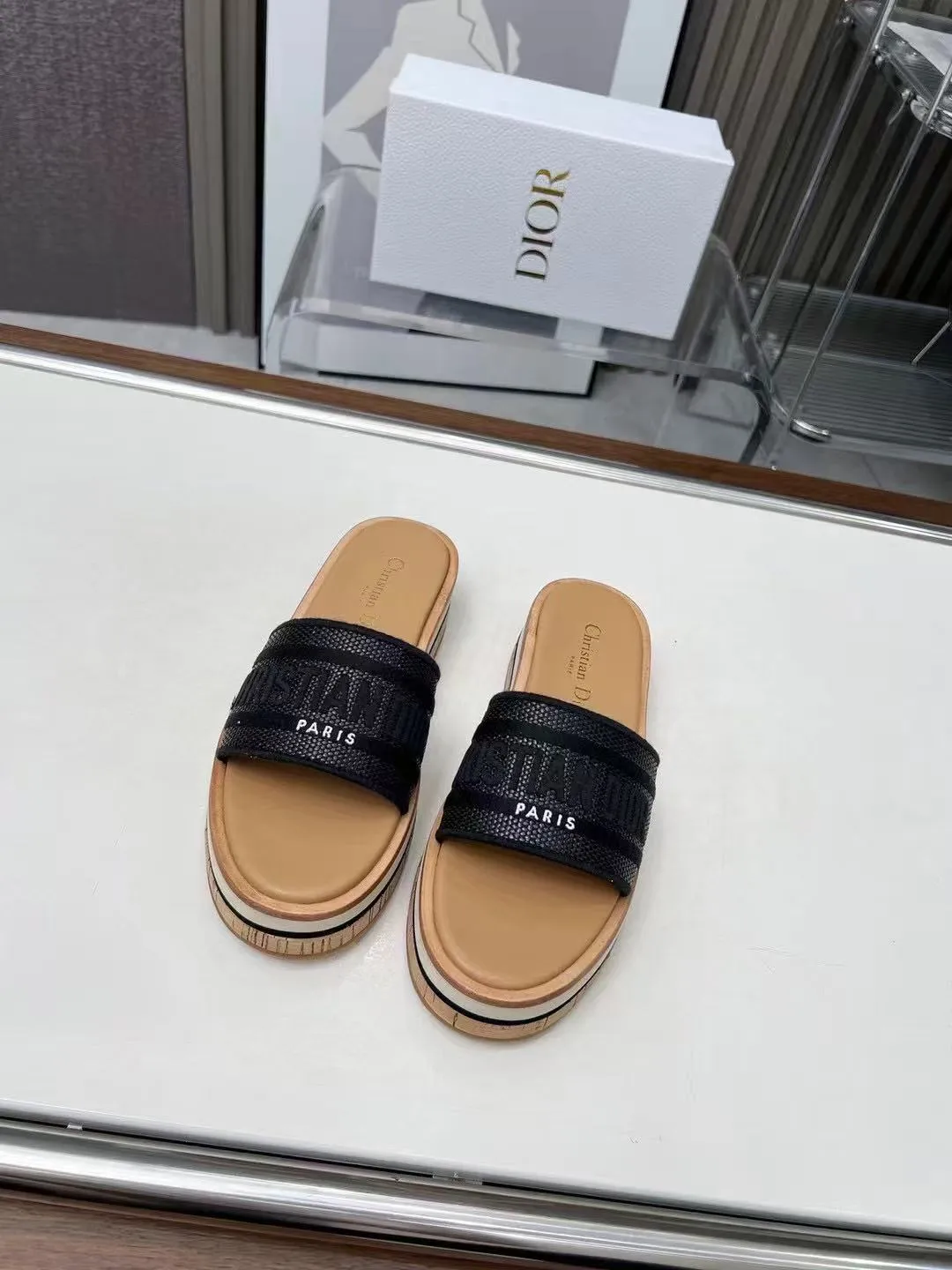 👟👟Ex-factory price 420👟👟 Dior's new spring and summer IVIETA DWAY jelly-colored flat-soled one-slip women's shoes with CD letter logo three-dimensional embroidery thick-soled round-toe open-toe slippers. The original version is developed to be the top version on the market. It feels soft and delicate on the feet and is extremely comfortable. Material: Upper imported raffia electric embroidery high-temperature water-soluble cotton technical fabric + water-dyed cowhide foot pad lining + original consistent combination outsole Outsole: original outsole Size: 35-42 (40.41.42 custom-made, non-refundable and non-exchangeable)